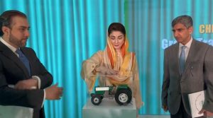 مریم نواز نے سی ایم گرین ٹریکٹر پروگرام فیز 3 کا افتتاح کردیا، قرعہ اندازی میں کامیاب کاشتکار کو فون پر مبارکباد دی