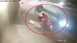 کراچی ڈیفنس میں خوفناک حادثہ، تیز رفتار گاڑی نے آن لائن فوڈ ڈیلیوری رائیڈر کو کچل دیا