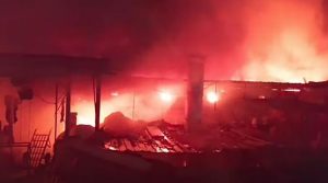 کراچی سائٹ ایریا میں ٹیکسٹائل فیکٹری میں آگ لگ گئی، شہر بھر سے فائر ٹینڈرز طلب