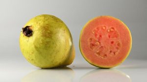 امرود کھانا پسند کرتے ہیں تو اس سے صحت کو ہونیوالے فوائد بھی جان لیں