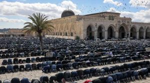 اسرائیلی پابندیوں کے باوجود ایک لاکھ فلسطینیوں کی مسجد اقصیٰ کے احاطے میں نمازِ جمعہ کی ادائیگی