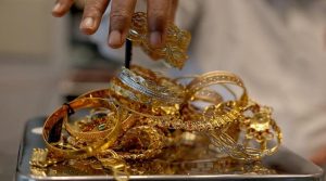سونے کی فی تولہ قیمت میں 13900 روپے کی بڑی کمی
