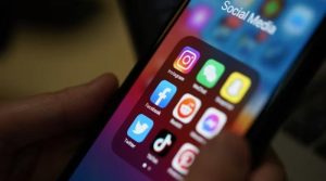 انڈونیشیا کا 16 سال سے کم عمر بچوں کے سوشل میڈیا استعمال پر پابندی لگانے کا اعلان