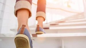 ہر عمر میں جسمانی طور پر فٹ رہنا چاہتے ہیں؟ تو 2 منٹ کی اس آسان ورزش کو عادت بنالیں