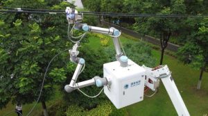 چین میں روبوٹ نے بجلی کی ہائی ٹینشن لائن ٹھیک کرکے سب کو حیران کردیا