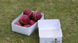 انگلینڈ کے کرکٹ سیزن میں استعمال ہونیوالی گیندوں کی قلت کا خطرہ