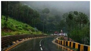 ژالہ باری اور بارش سے سڑکیں پھسلن کا شکار ہیں، شہری و سیاح غیرضروری سفر سے اجتناب کریں: ڈی پی او مری