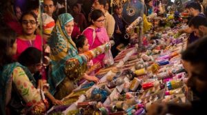 وقت کم، مقابلہ سخت، چاند رات پر ملک بھر کے بازاروں میں رش بڑھ گیا، خریداری عروج پر پہنچ گئی