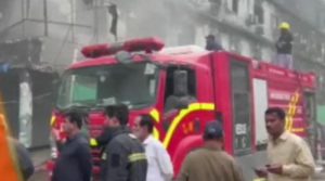 آتشزدگی سے متاثرہ گل پلازا کی ایک دکان میں آگ لگ گئی، عمارت کے اندر سے نشےکا عادی شخص زیر حراست