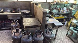 بھارت میں گیس کی قیمتوں میں ہوشربا اضافہ، ریسٹورنٹس گیس نہ ہونے سے بند: برطانوی جریدہ