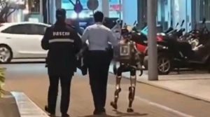 ایک خاتون کو ڈرانے پر پولیس نے روبوٹ کو ‘گرفتار’ کرلیا