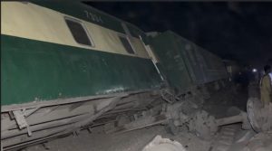 لودھراں میں تیزگام ایکسپریس کی 4 بوگیاں پٹری سے اتر گئیں، 25 افراد زخمی