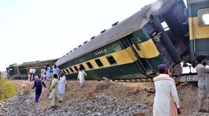تیزگام ٹرین حادثے کے 11 گھنٹے سے زائد گزرنے کے باوجود ٹریک بحال نہ کیے جاسکے