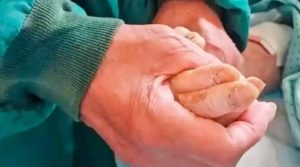 وہ معمر شخص جس نے آئی سی یو میں زیر علاج بیوی کیلئے 105 دنوں تک روزانہ 12 گھنٹے سفر کیا