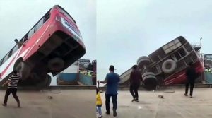 مسافر بس دریا میں گرنے سے 18 افراد جاں بحق