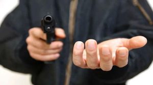 میڈیکل کالج کی طالبات کیساتھ ڈکیتی کی واردات، ملزمان کی وین میں داخل ہوکر لوٹ مار