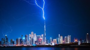 یو اے ای میں تیز ہواؤں اور گرج چمک کے ساتھ طوفانی بارش، عوام کو غیر ضروری سفر نا کرنے کی ہدایت
