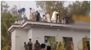 بارات میں 1 گھنٹے تک ڈالرز کی برسات، شہری لوٹنے کیلئے جال لے آئے، ویڈیو وائرل