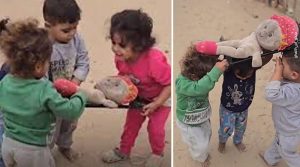 کھیل کھیل میں گڑیا کا جنازہ، غزہ میں بچوں کی ویڈیو نے دیکھنے والوں کے دل پگھلا دیے