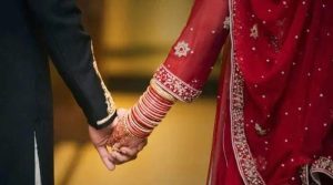 55 سالہ خاتون نے 25 سالہ شخص کو 2 ارب روپے تحفے میں دیکر اس سے شادی کرلی
