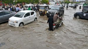 کراچی میں موسلادھار بارش، مختلف حادثات میں 6 افراد جاں بحق ہوگئے