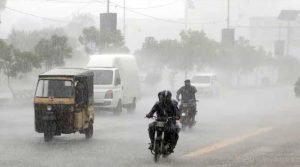 کراچی میں رات گئے بارش اور ژالہ باری، آج بھی بارش کا امکان