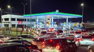 پاکستانی شہری خطے میں سب سے مہنگا پیٹرول خریدنے پر مجبور