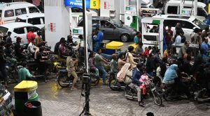 وفاقی حکومت پیٹرول کی قیمت پر عوام کے ساتھ ہاتھ کرگئی