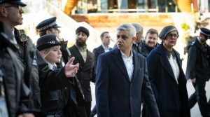 میئر لندن کی حفاظت پر مامور پولیس افسران کی سنگین غفلت، اسلحے سے بھرا بیگ سڑک پر بھول گئے