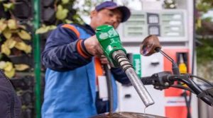 عالمی مارکیٹ میں قیمتیں گرنےکے بعد ملک میں پیٹرول سستا ہونے کا امکان