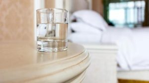 رات کو سونے سے قبل پانی پینے کے فوائد اور نقصانات جان لیں