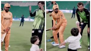 بابراعظم کی شاہین آفریدی کے بیٹے کے ساتھ کرکٹ کھیلنے کی دلچسپ ویڈیو وائرل