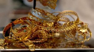 پاکستان میں سونے کی فی تولہ قیمت میں 8 ہزار روپے سے زائد کی کمی