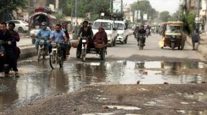 ٹوٹی سڑکیں، دھول مٹی اور تجاوزات کی بھرمار، کراچی کے شہری دہرے عذاب میں مبتلا