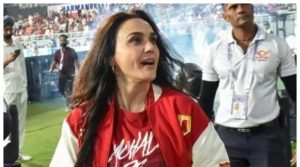 ‘پریتی اسلیے ٹرافی نہ جیت سکیں کیونکہ وہ خود ٹرافی ہیں’، مداح کی ٹوئٹ پر اداکارہ کا جواب وائرل