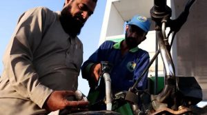 منافع کے فارمولے پر نظرثانی کے باوجود عوام پر پیٹرولیم قیمتوں کا بھاری بوجھ برقرار
