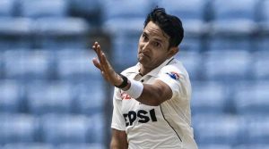 فاسٹ بولر محمد عباس نے 2 منفرد سنگ میل عبور کرلیے