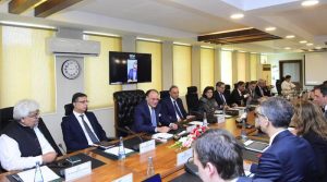 بجٹ مذاکرات پر حکومت اور آئی ایم ایف کی بات چیت جاری، آئی ایم ایف کی پیٹرولیم لیوی ہدف میں 18 فیصد اضافےکی سفارش