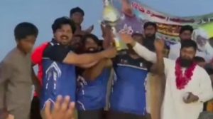 شکر گڑھ میں عید کے تیسرے روز رسہ کشی کا انوکھا مقابلہ، شادی شدہ افراد نے کنواروں کو شکست دے دی