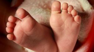 ڈاکٹرز کی غفلت، کراچی کے جناح اسپتال کے باتھ روم میں بچے کی پیدائش