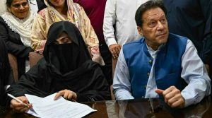 اڈیالہ جیل میں عمران خان اور بشریٰ بی بی کی ملاقات کرا دی گئی، 40 منٹ تک جاری رہی