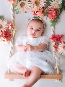 اقرا عزیز نے پہلی بار بیٹی کا چہرہ مداحوں کو دکھا دیا