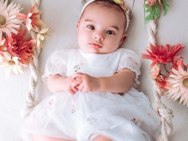 اقرا عزیز نے پہلی بار بیٹی کا چہرہ مداحوں کو دکھا دیا